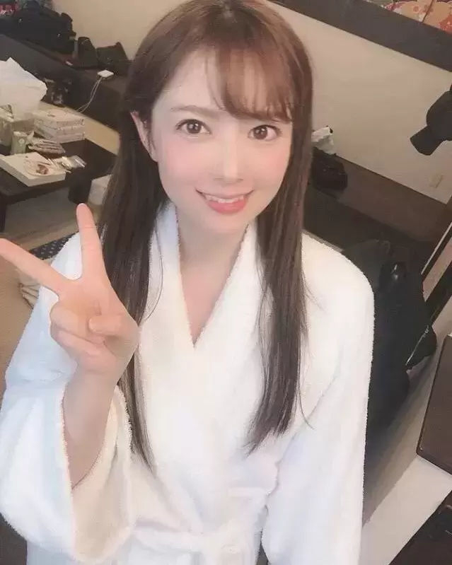 率真小虎牙岬奈奈美写真分享，赏心悦目！