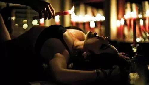 别误会，滴蜡只是看着疼而已