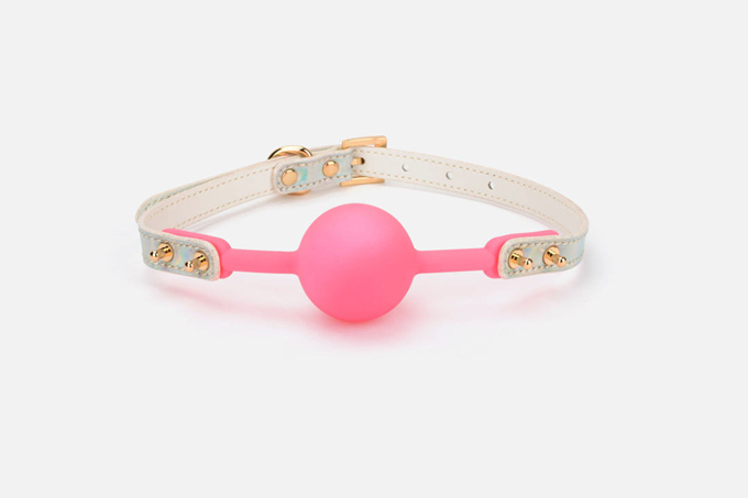 当皮革情趣套装遇上迷幻治愈风……