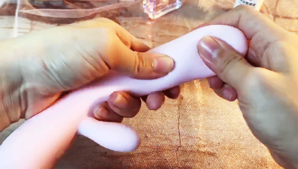 漂亮情趣体验师实测羞羞哒糯糯棒，柔软得不像震动棒【情趣用品】