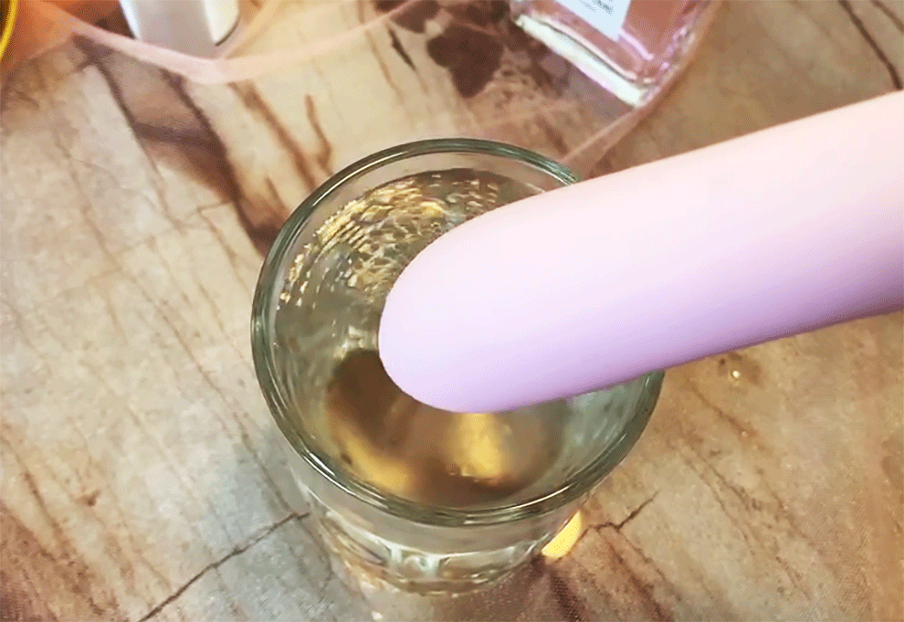 漂亮情趣体验师实测羞羞哒糯糯棒，柔软得不像震动棒【情趣用品】