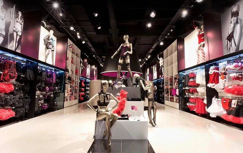 她是一个情趣玩具测评师，亲自试用了1000种产品