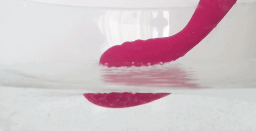 她是一个情趣玩具测评师，亲自试用了1000种产品