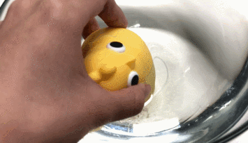 她是一个情趣玩具测评师，亲自试用了1000种产品