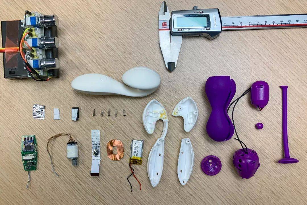 她是一个情趣玩具测评师，亲自试用了1000种产品