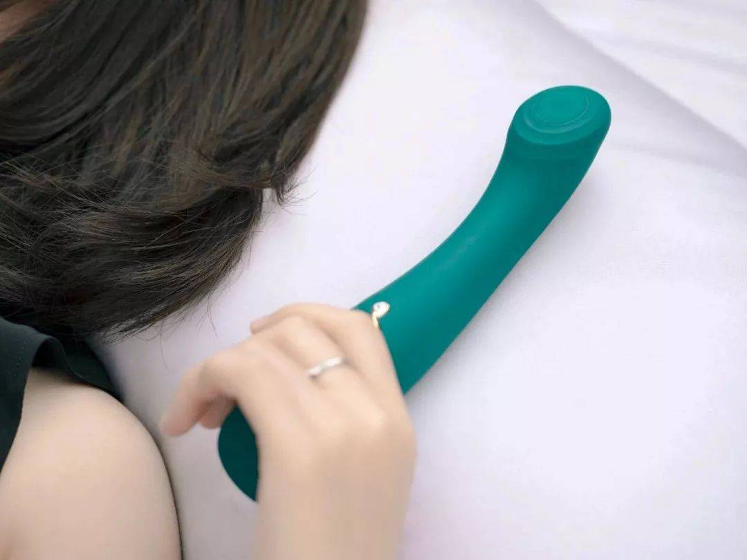 她是一个情趣玩具测评师，亲自试用了1000种产品