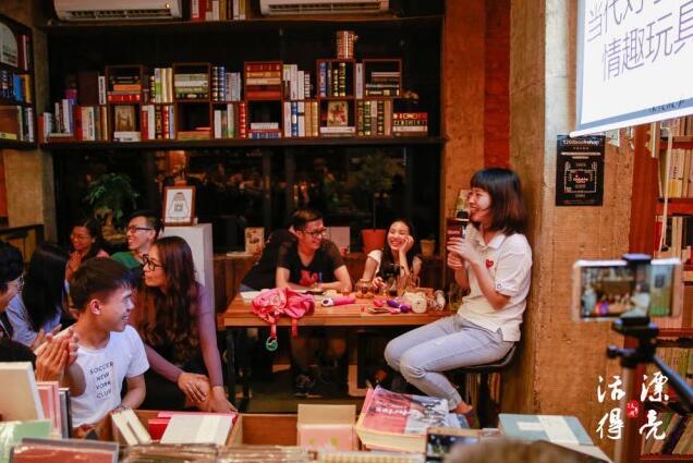 女孩测评情趣用品被赞有助于中国性教育