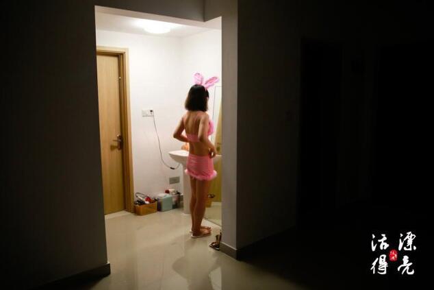 女孩测评情趣用品被赞有助于中国性教育