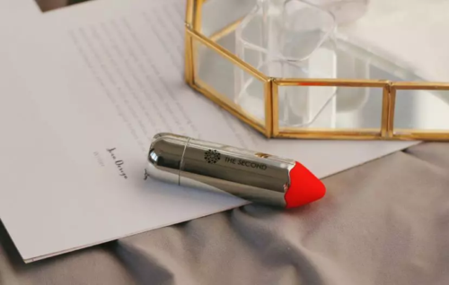 我偷偷买了雷霆小银棒口红